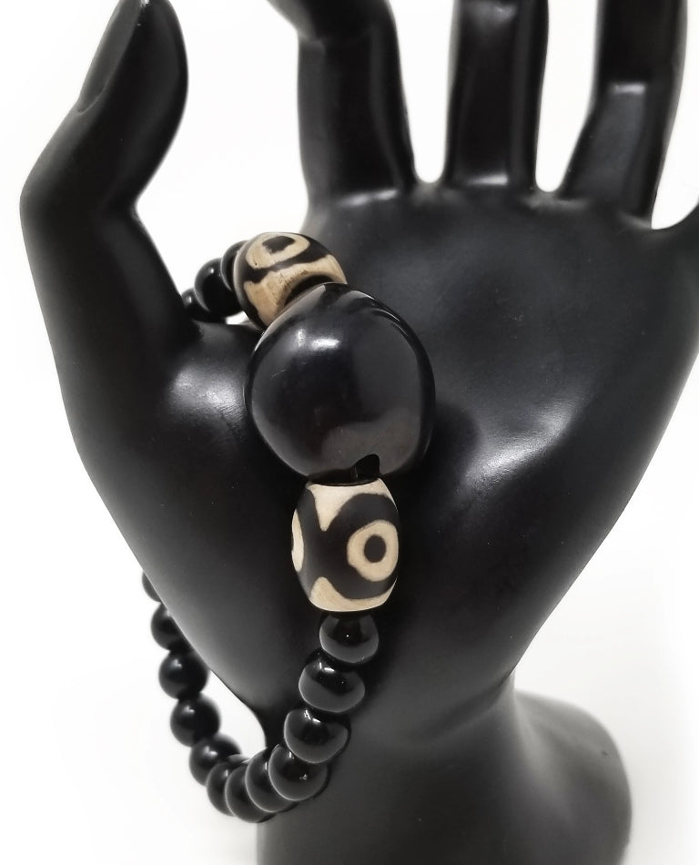 'Chidi' Gemstone Tribal Kukui Nut Bracelet in Black Onyx