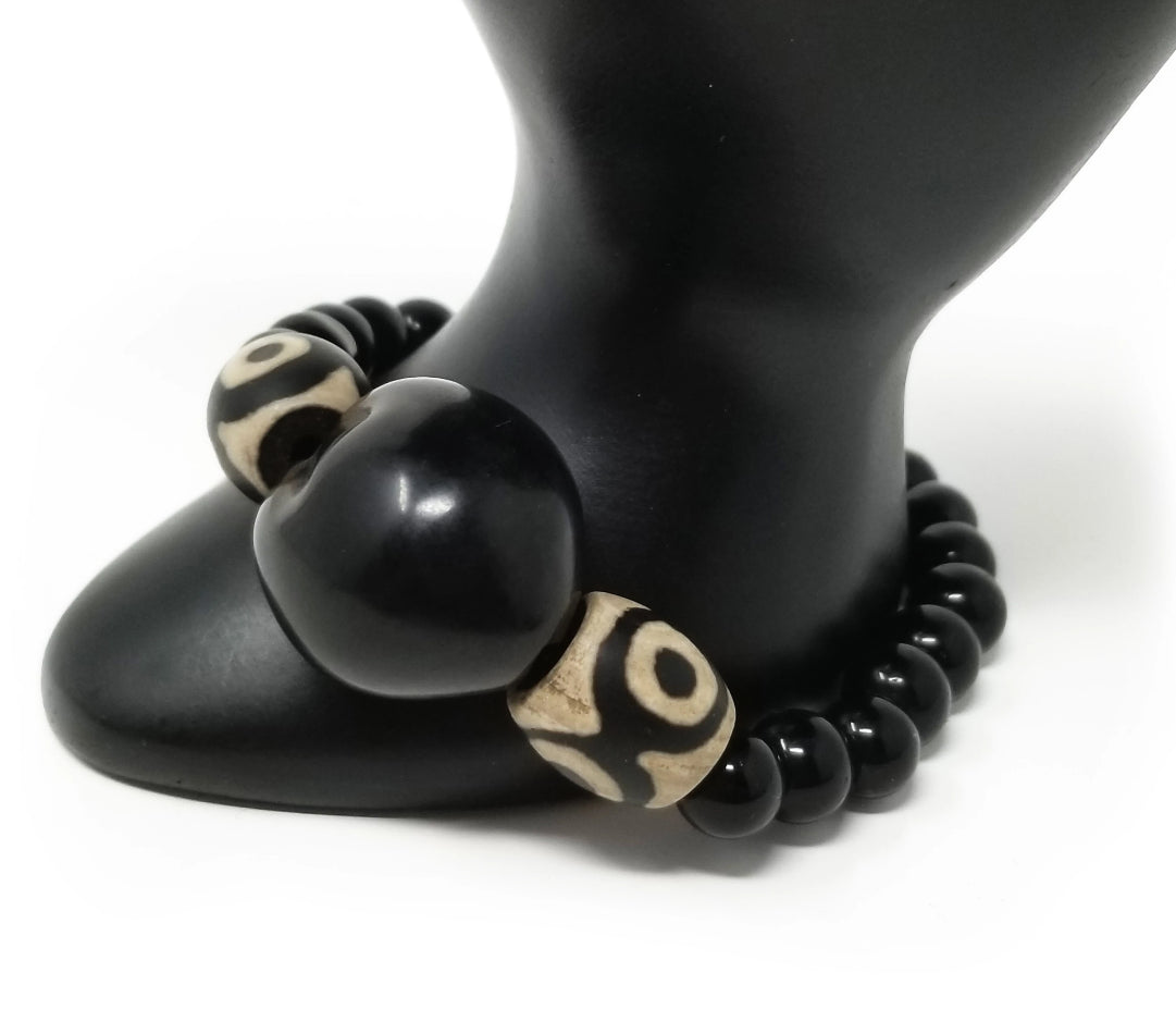 'Chidi' Gemstone Tribal Kukui Nut Bracelet in Black Onyx