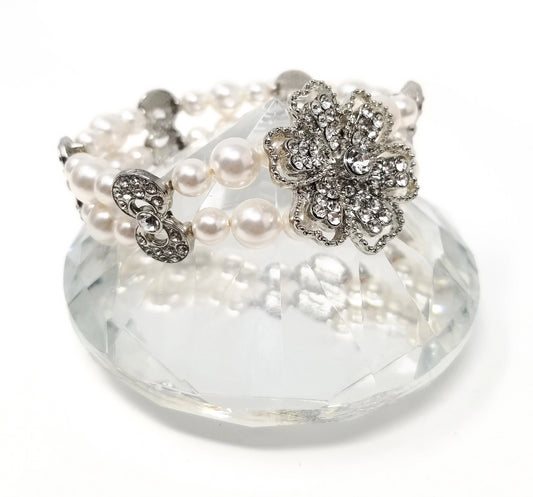 'Penda' Crystal Flower Pendant Bracelet in White Pearl