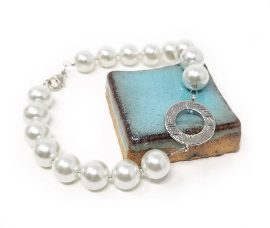 'Akeyo' Faux Pearl Anklet in White and Silver