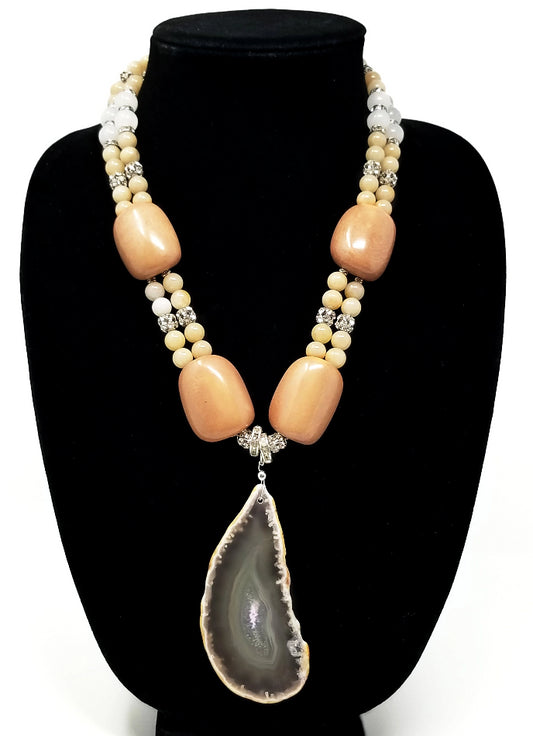 'Malika' Agate Pendant Necklace in White Quartz